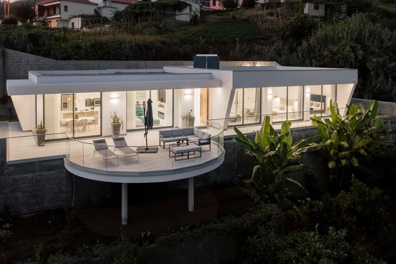 The White House By An Island Apart Ponta do Sol  Portugalsko